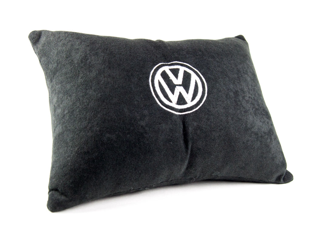 Купить авто подушку. Подушка в машину Фольксваген. Подушки в автомобиль с логотипом. Декоративные подушки для автомобиля. Автомобильная подушка Volkswagen.